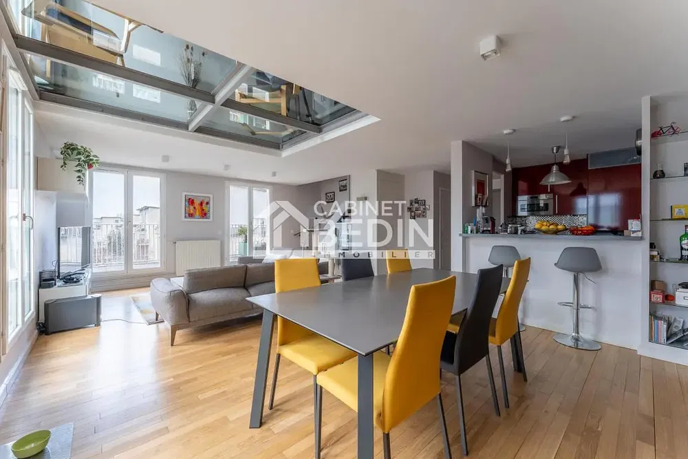 Κουζίνα; συσκευές κουζίνας, ξύλινο πάτωμα, φυσικό φως, μοντέρνο στυλ