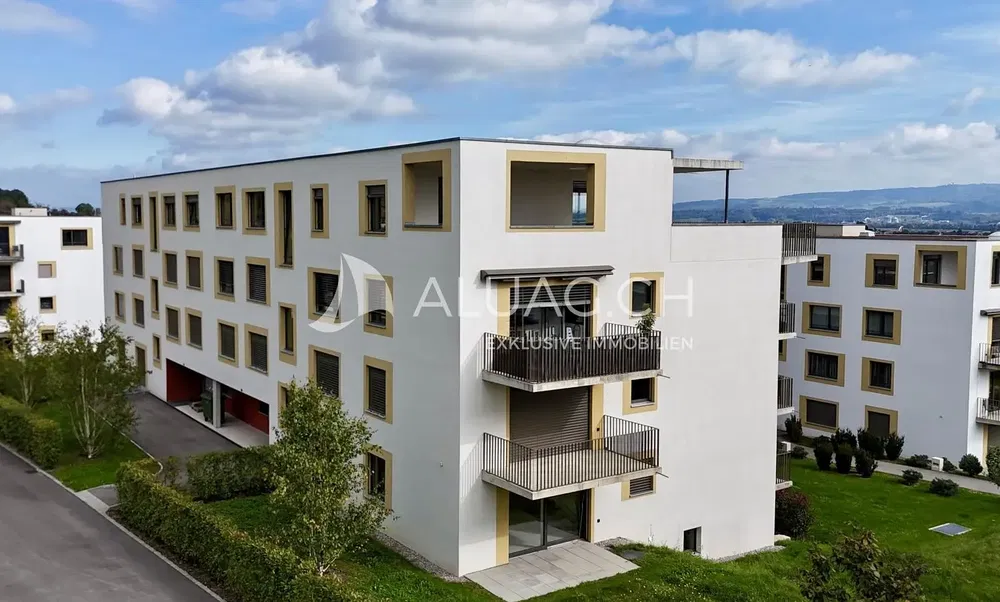 Salon; parquet, lumière naturelle, style moderne