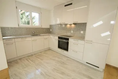 Küche; küchengeräte, holzboden, tageslicht, moderner stil