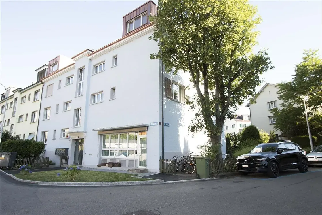 Küche; küchengeräte, holzboden, tageslicht, moderner stil