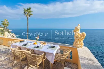 Κουζίνα; συσκευές κουζίνας, ξύλινο πάτωμα, φυσικό φως, μοντέρνο στυλ