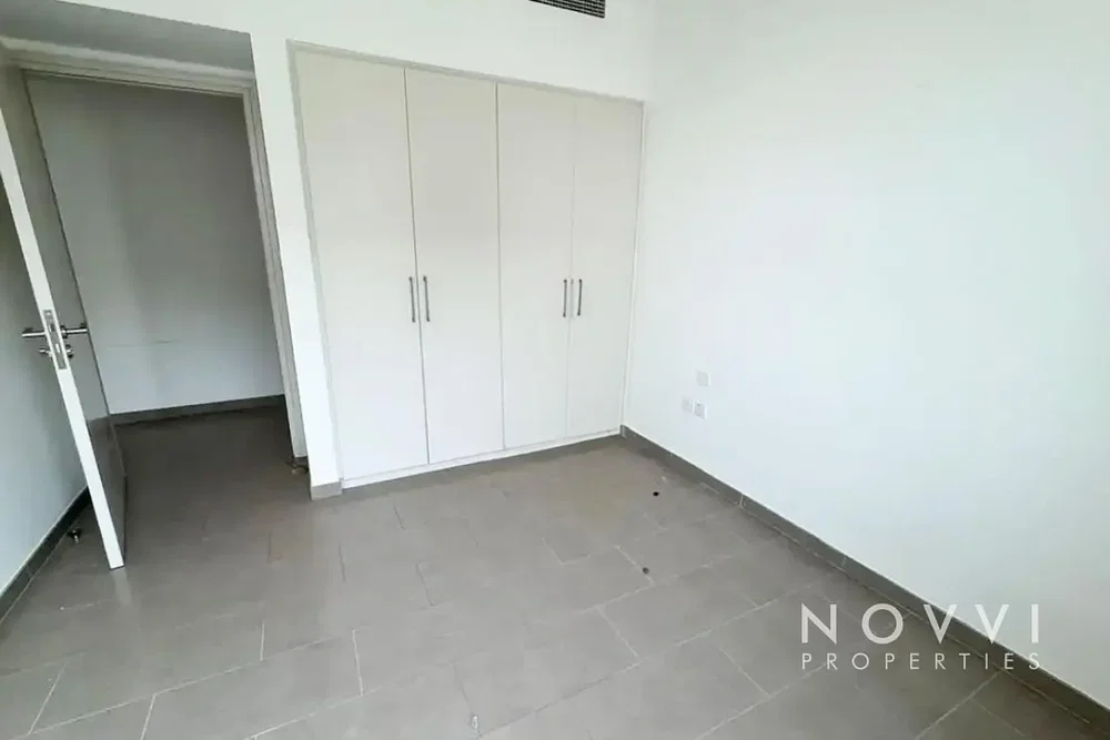 Kuhinja; kućanski aparati, drveni pod, prirodna svjetlost, moderan stil