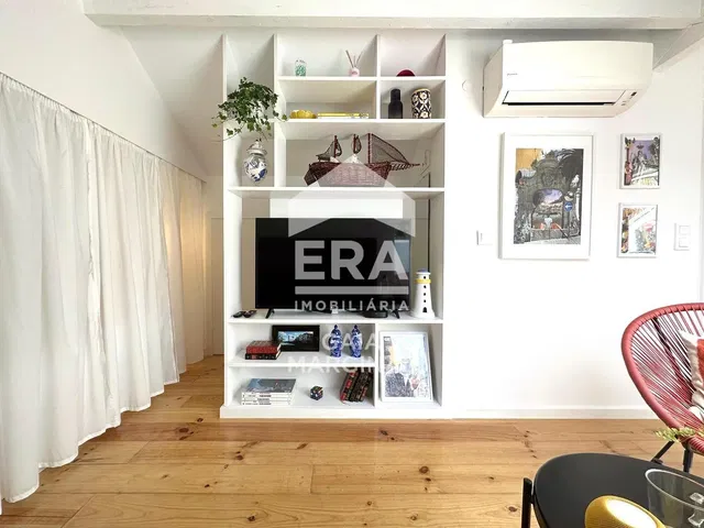 Cuisine; électroménager, parquet, lumière naturelle, style moderne