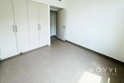 Kuhinja; kućanski aparati, drveni pod, prirodna svjetlost, moderan stil