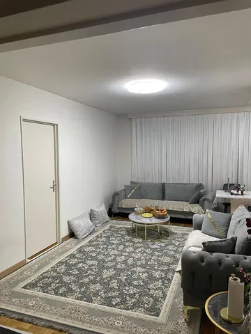 Cocina; electrodomésticos, suelo de madera, luz natural, estilo moderno