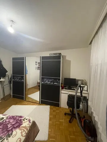 Cocina; electrodomésticos, suelo de madera, luz natural, estilo moderno