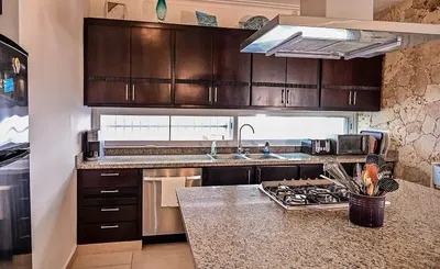 Cocina; electrodomésticos, suelo de madera, luz natural, estilo moderno