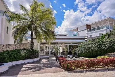 Cocina; electrodomésticos, suelo de madera, luz natural, estilo moderno