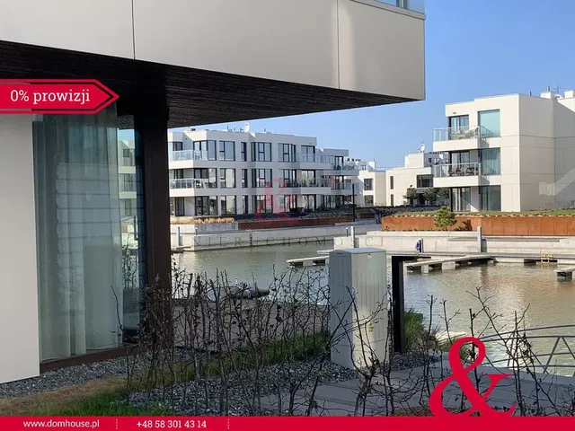 Кухиња; кухињски апарати, дрвени под, природно светло, модерни стил