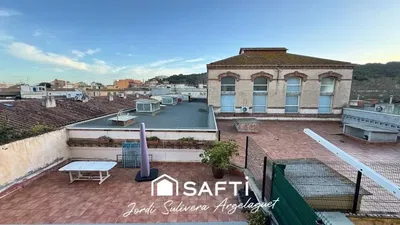 Mutfak; mutfak aletleri, ahşap zemin, doğal ışık, modern stil