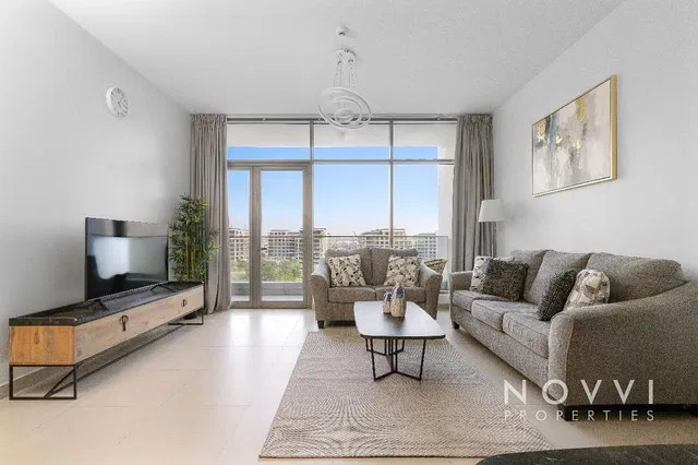 Cucina; elettrodomestici, pavimento in legno, luce naturale, stile moderno