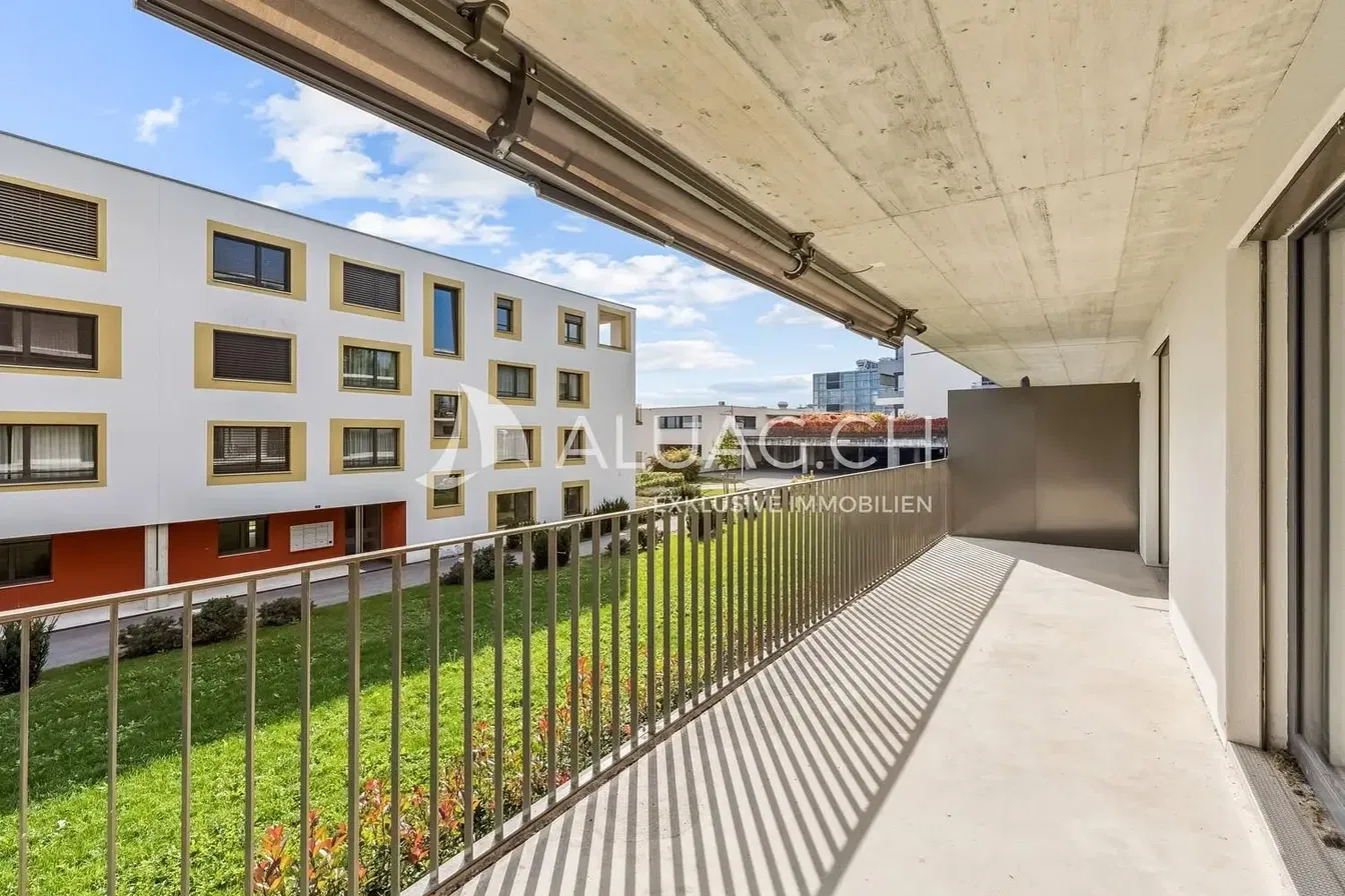 Salon; parquet, lumière naturelle, style moderne