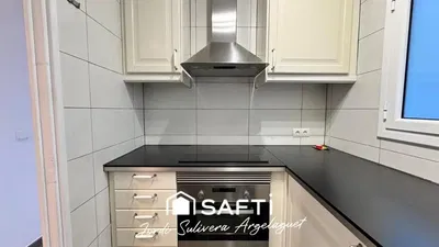 Mutfak; mutfak aletleri, ahşap zemin, doğal ışık, modern stil