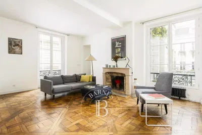 Κουζίνα; συσκευές κουζίνας, ξύλινο πάτωμα, φυσικό φως, μοντέρνο στυλ