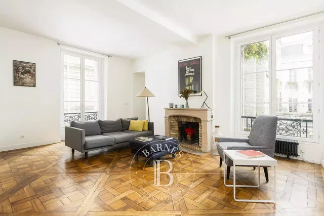 Cucina; elettrodomestici, pavimento in legno, luce naturale, stile moderno