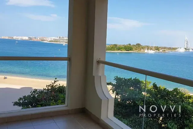 Cucina; elettrodomestici, pavimento in legno, luce naturale, stile moderno