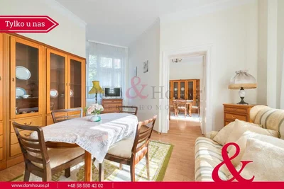 Wohnzimmer; holzboden, tageslicht, moderner stil