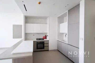 Küche; küchengeräte, holzboden, tageslicht, moderner stil