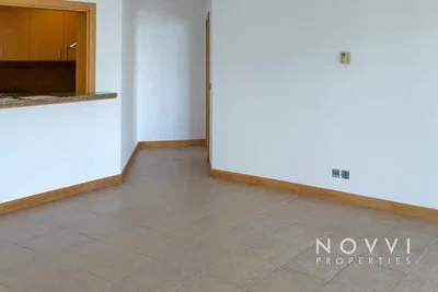 Kuhinja; kućanski aparati, drveni pod, prirodna svjetlost, moderan stil