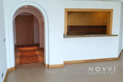 Kuhinja; kućanski aparati, drveni pod, prirodna svjetlost, moderan stil
