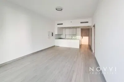 Cucina; elettrodomestici, pavimento in legno, luce naturale, stile moderno