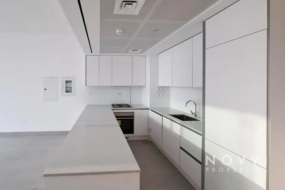 Cucina; elettrodomestici, pavimento in legno, luce naturale, stile moderno