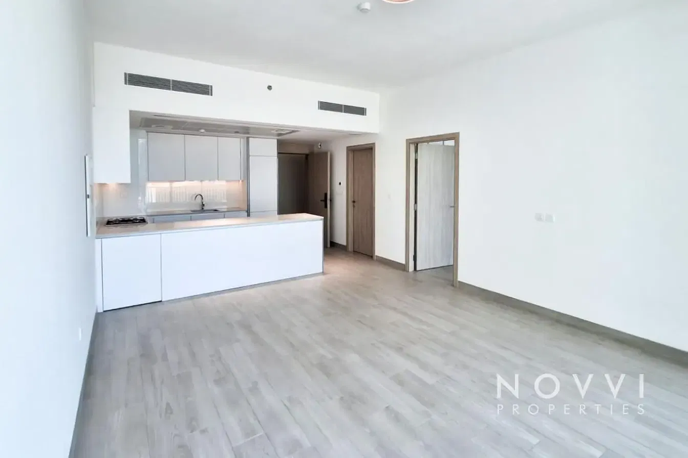 Cucina; elettrodomestici, pavimento in legno, luce naturale, stile moderno