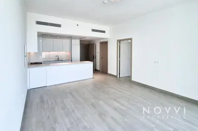 Cucina; elettrodomestici, pavimento in legno, luce naturale, stile moderno