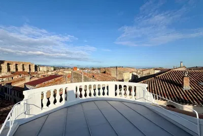 Cuisine; électroménager, parquet, lumière naturelle, style moderne