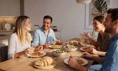 Cozinha; eletrodomésticos, chão de madeira, luz natural, estilo moderno