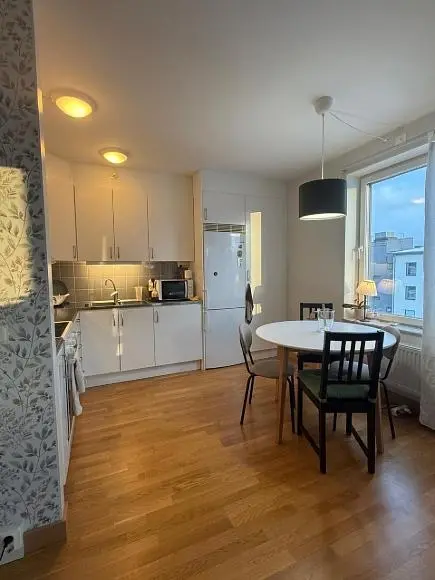 Küche; küchengeräte, holzboden, tageslicht, moderner stil