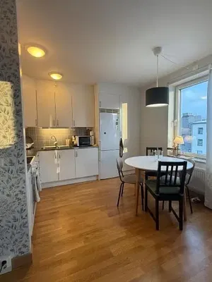 Küche; küchengeräte, holzboden, tageslicht, moderner stil