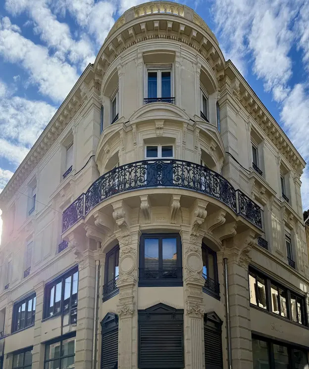 Cuisine; électroménager, parquet, lumière naturelle, style moderne