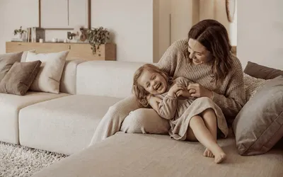 Cozinha; eletrodomésticos, chão de madeira, luz natural, estilo moderno