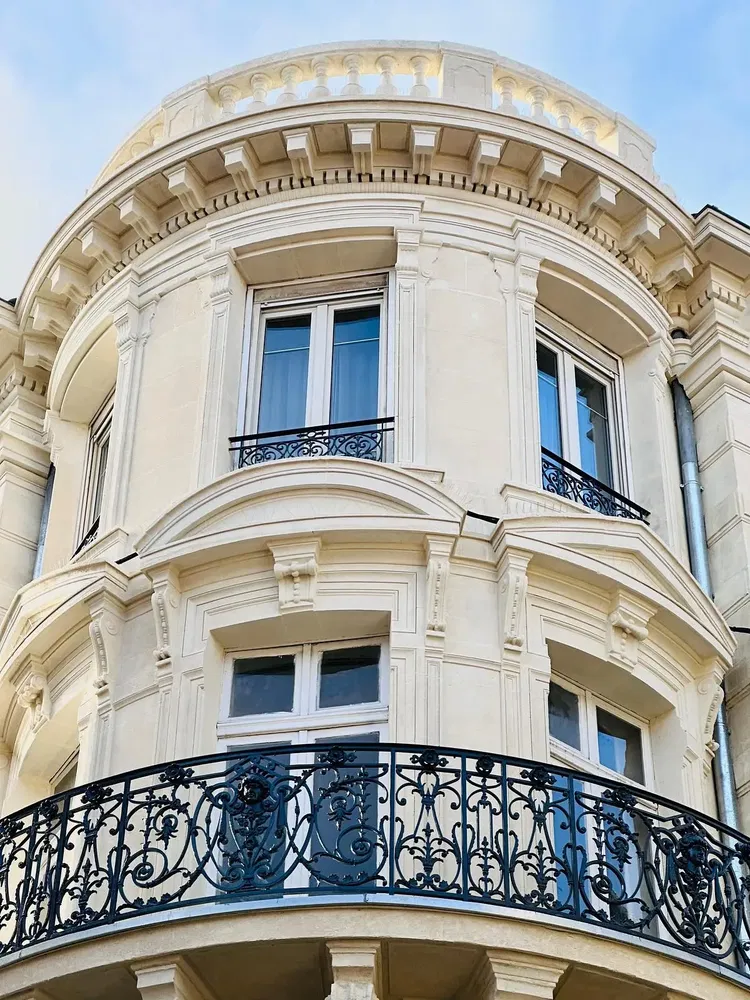 Cuisine; électroménager, parquet, lumière naturelle, style moderne