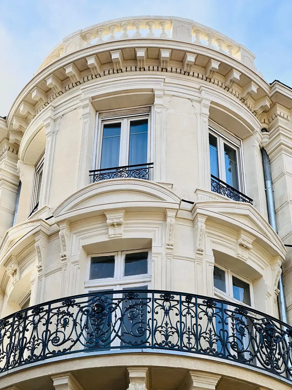 Cuisine; électroménager, parquet, lumière naturelle, style moderne