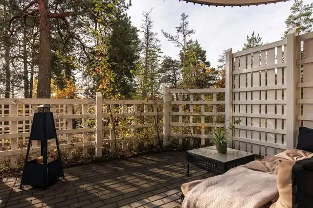 Küche; küchengeräte, holzboden, tageslicht, moderner stil