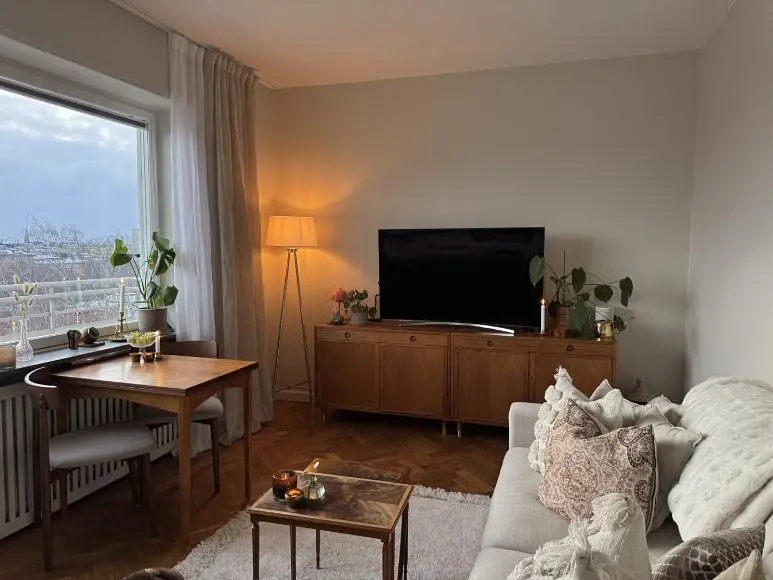 Wohnzimmer; holzboden, tageslicht, moderner stil