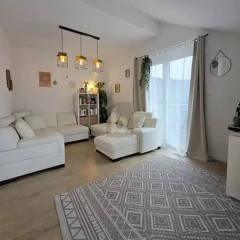 Küche; küchengeräte, holzboden, tageslicht, moderner stil