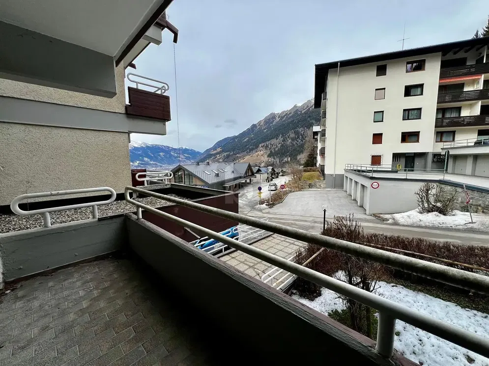 Küche; küchengeräte, holzboden, tageslicht, moderner stil