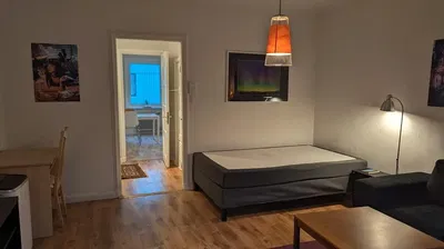 Küche; küchengeräte, holzboden, tageslicht, moderner stil