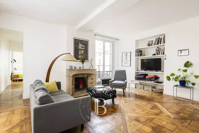 Κουζίνα; συσκευές κουζίνας, ξύλινο πάτωμα, φυσικό φως, μοντέρνο στυλ