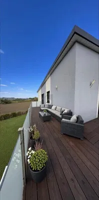 Küche; küchengeräte, holzboden, tageslicht, moderner stil