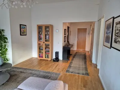 Küche; küchengeräte, holzboden, tageslicht, moderner stil