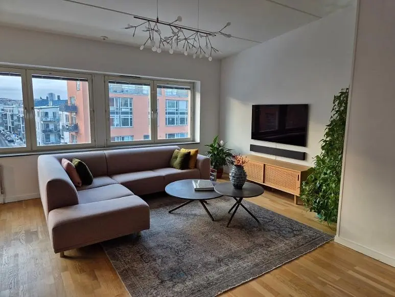 Wohnzimmer; holzboden, tageslicht, moderner stil