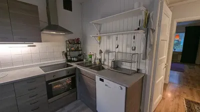 Küche; küchengeräte, holzboden, tageslicht, moderner stil