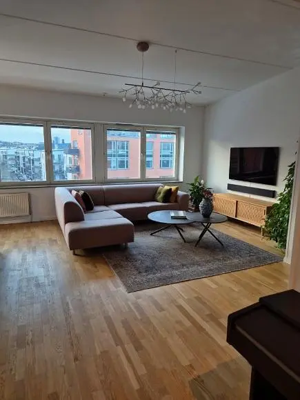 Küche; küchengeräte, fliesenboden, tageslicht, moderner stil