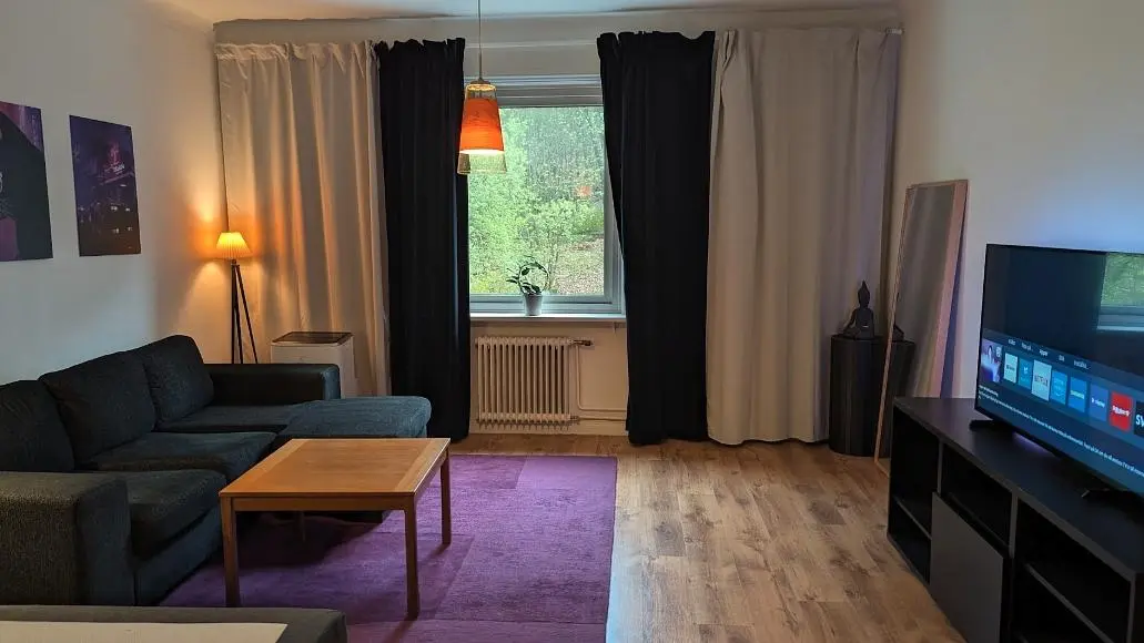 Küche; küchengeräte, holzboden, tageslicht, moderner stil