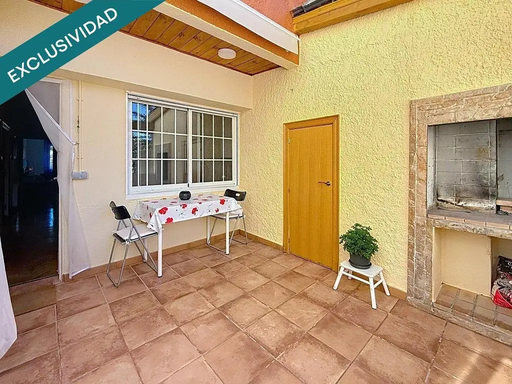 Keuken; keukenapparatuur, houten vloer, natuurlijk licht, moderne stijl