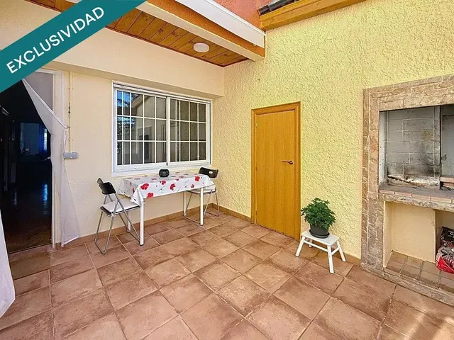 Keuken; keukenapparatuur, houten vloer, natuurlijk licht, moderne stijl